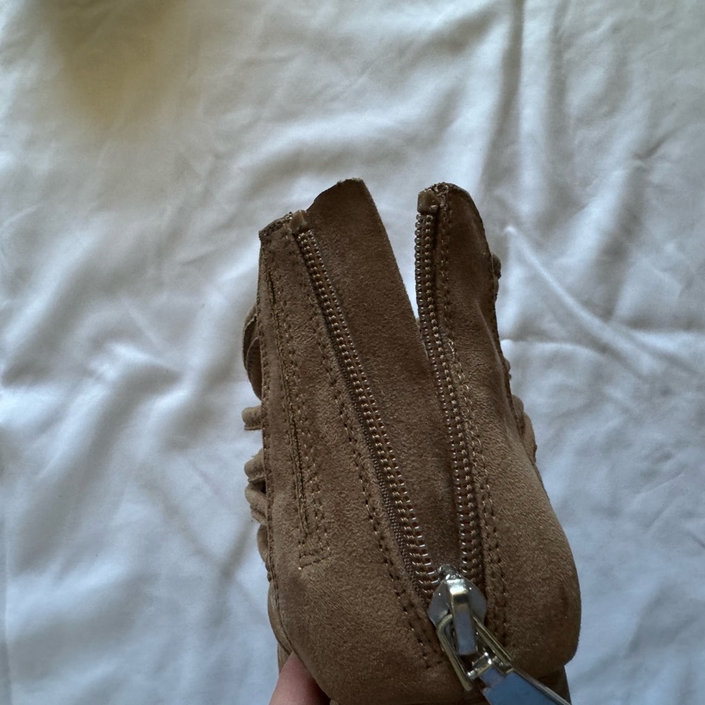 Tan heels - Picture 3 of 4